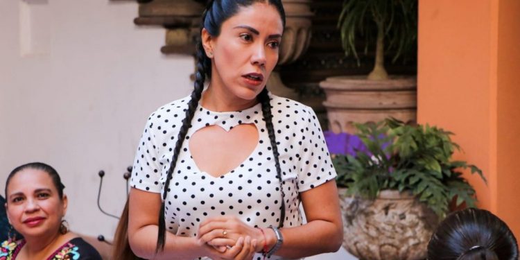 Fanny Arreola continúa con la entrega de apoyos a las familias de Apatzingán