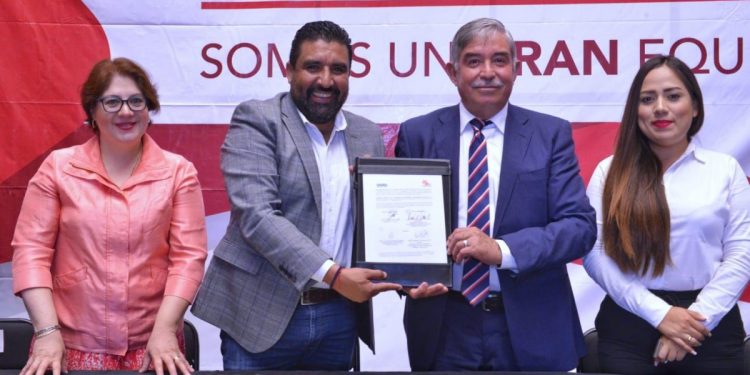 Tarimbarenses podrán estudiar en la UVAQ con becas de hasta el 35%