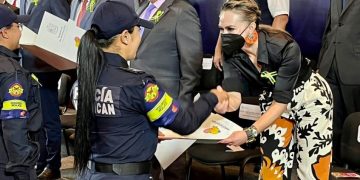 Celebra Samanta Flores acreditación de primera generación de policía turístico