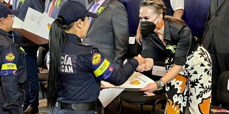 Celebra Samanta Flores acreditación de primera generación de policía turístico
