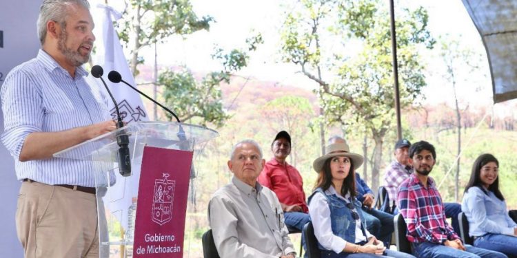 Firma Bedolla primera declaratoria de Zona de Restauración Ambiental en el cerro El Cobrero