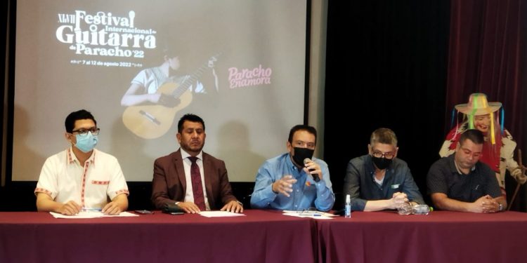 Afianza Paracho carácter internacional con Festival de Globos y Feria de la Guitarra