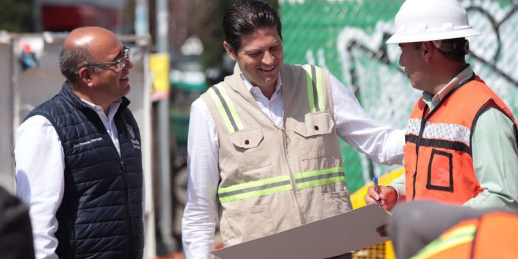 Alfonso Martínez informa avances en distribuidor vial de Siervo de la Nación