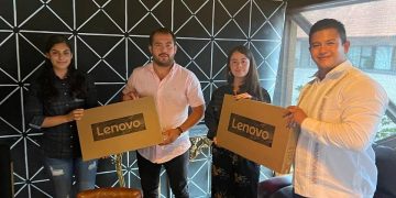 Víctor Zurita reconoce a estudiantes de Penjamillo