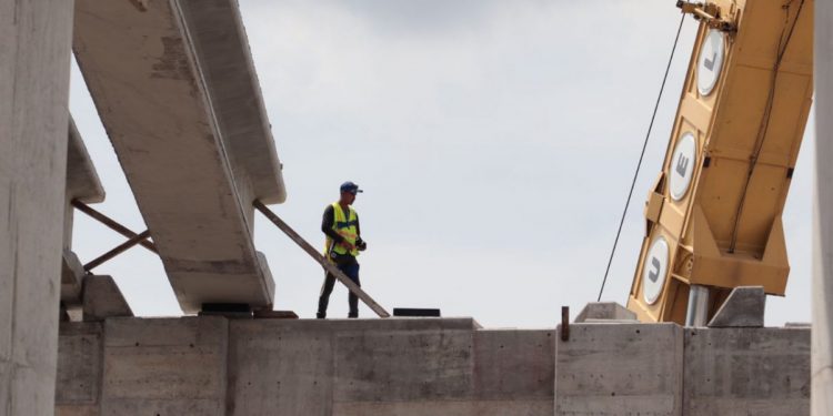 Avanza construcción de distribuidor vial en Siervo de la Nación