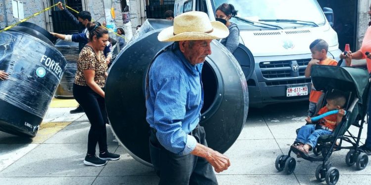 Entregó Gobierno de Tarímbaro 100 tinacos subsidiados al 50%