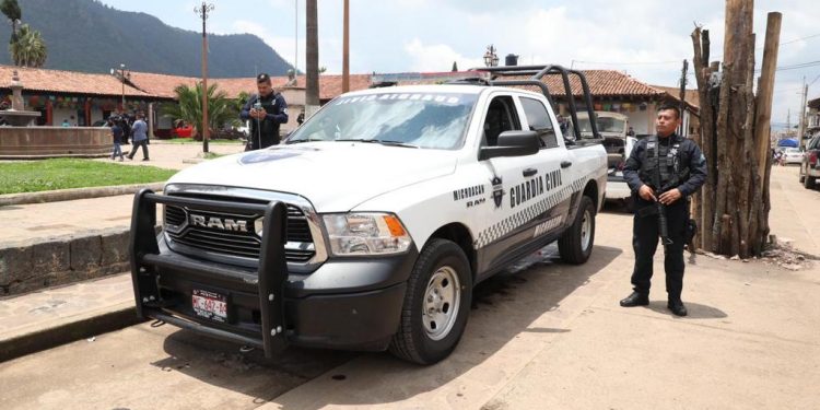 Agrupamiento Turístico de la Guardia Civil realiza labores de proximidad social en Cuanajo