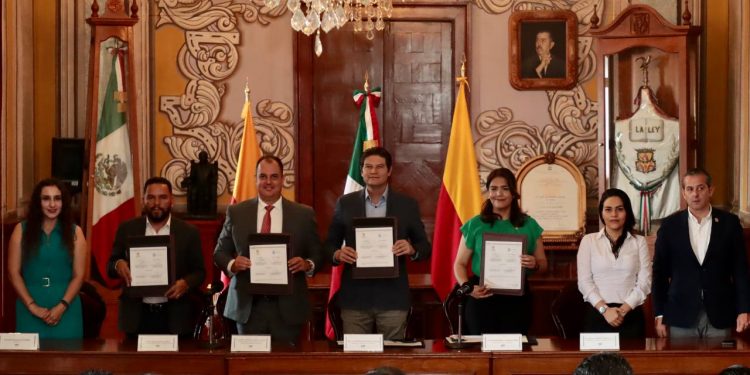 Firma Alfonso Martínez convenio con CEDH para la construcción de la paz