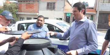 Alfonso Martínez realiza entrega de tinacos del programa «Que brille nuestro hogar»