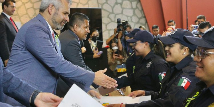 Presenta Bedolla a la Policía Turística especializada