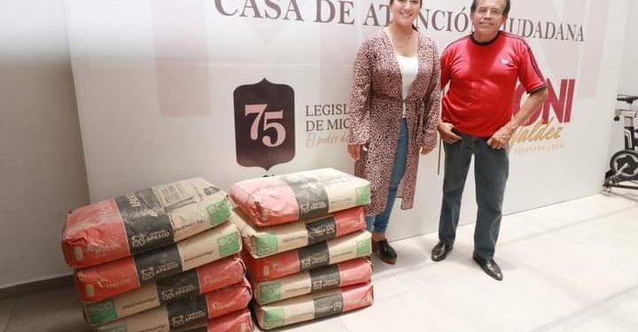 Mónica Valdez beneficia a escuelas con cemento, pintura e impermeabilizante en Zacapu