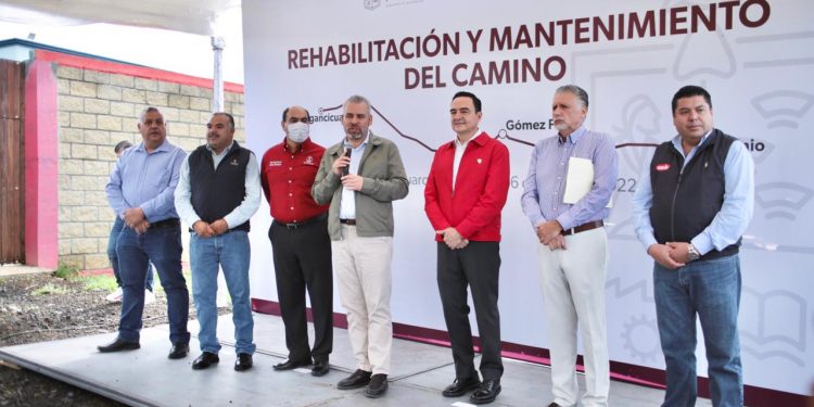 Arranca Bedolla rehabilitación de tramo carretero en Tangancícuaro