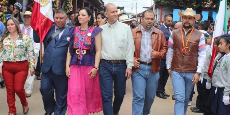 Asisten dirigentes del PRD a ceremonia de aniversario en Madero