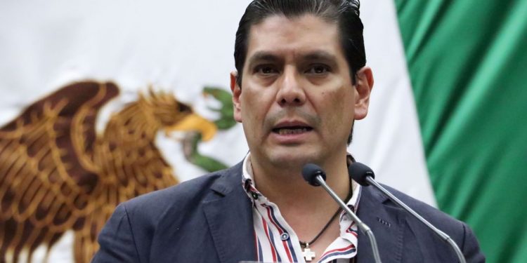 Propone Ernesto Núñez sancionar a médicos “patito” o que invadan funciones