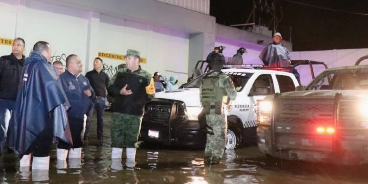 Personal de la SSP y Sedena mantienen apoyo, tras las lluvias registradas en la capital michoacana anoche