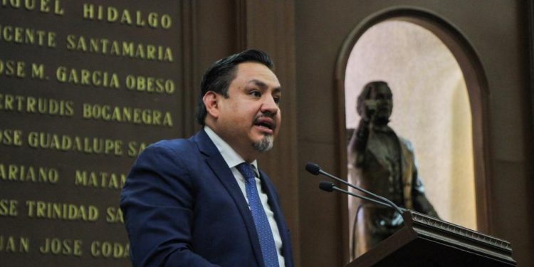 México requiere reorientar política económica para hacer frente a crisis: Víctor Manríquez