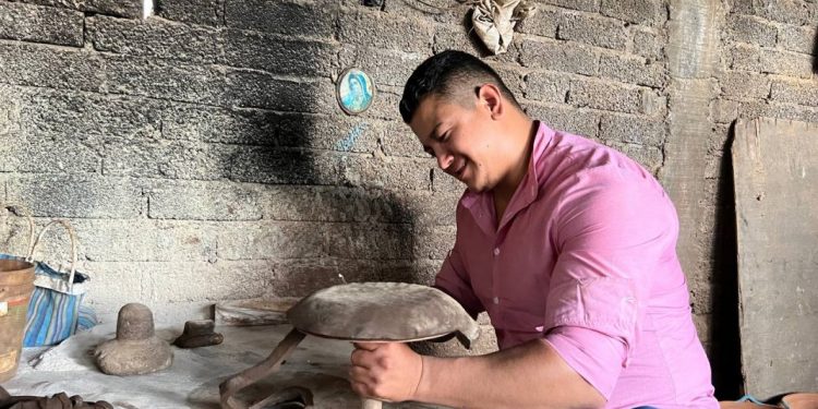 Víctor Zurita reconoce gran aporte y labor de artesanos de Capula