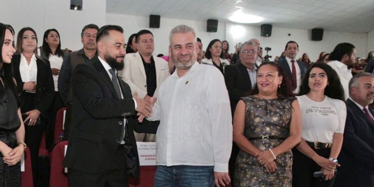 Cargos públicos no son para hacer negocios: Bedolla