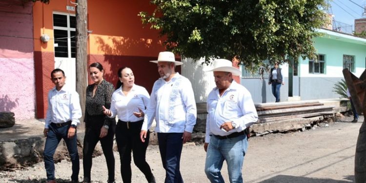 Supervisa Bedolla obras en Cojumatlan de Regules