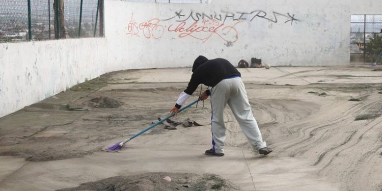 Instruye Alfonso Martínez jornada de limpieza en Campo Deportivo de colonia Solidaridad