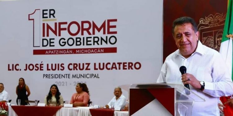 Calles y avenidas de Apatzingán se iluminaron en el primer año de gobierno.