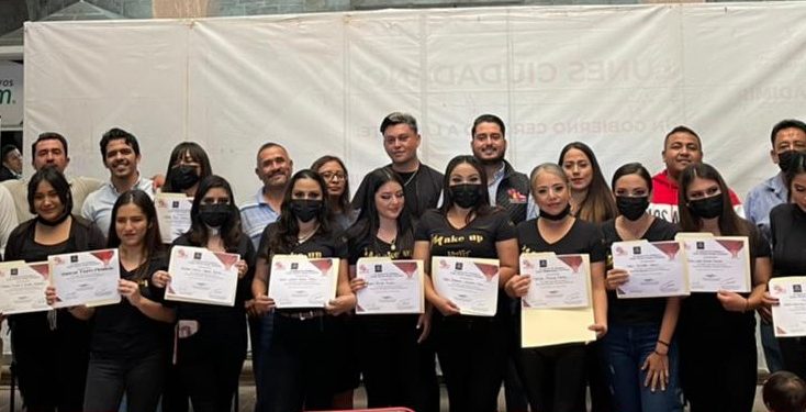Entrega Gobierno de Tarímbaro reconocimientos de curso de estilismo gratuito
