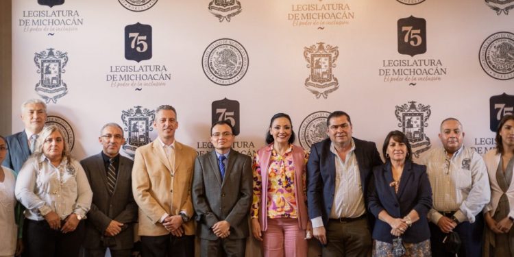 Lariza Perez a favor de la salud en Michoacán