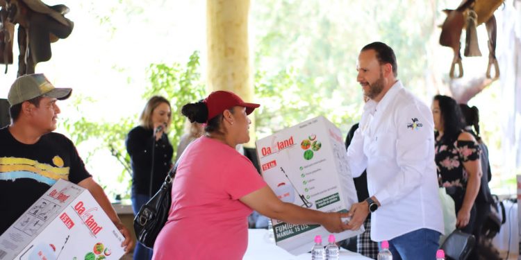 Mauricio Prieto Gómez, encabezó la entrega de apoyos fumigadoras y mochilas escolares