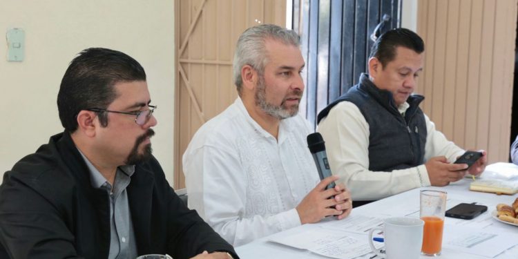 En Tangamandapio, Bedolla pide coordinación entre Ayuntamientos y autogobiernos indígenas