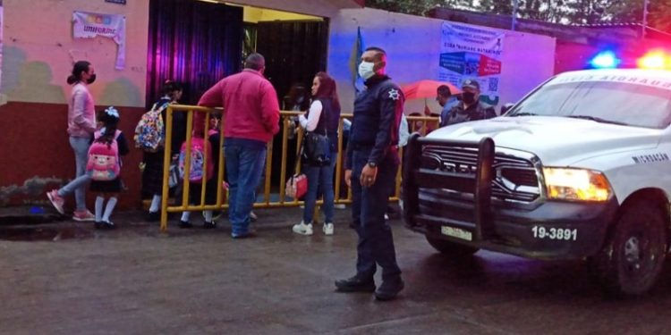 Guardia Civil resguarda y brinda asistencia vial en centros educativos