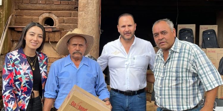 Trabaja Mauricio Prieto a ras de tierra con entrega de mochilas y fumigadoras en municipios