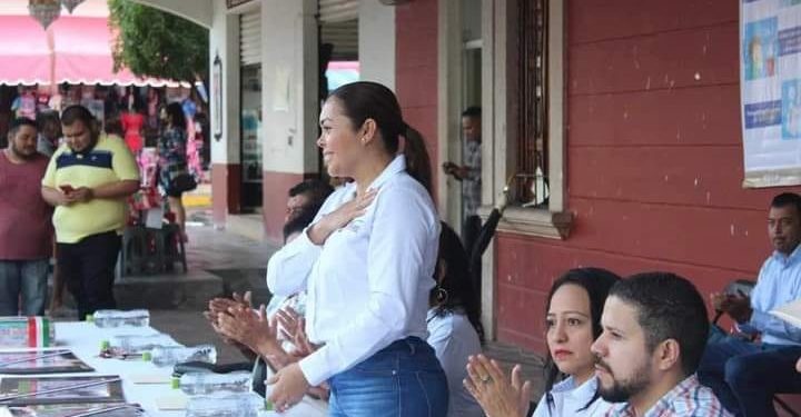 Julisa Farias celebra regreso a clases en Paracuaro