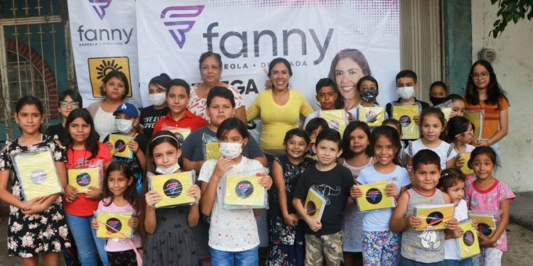 Entrega Fanny Arreola útiles escolares en colonias y localidades de Apatzingán