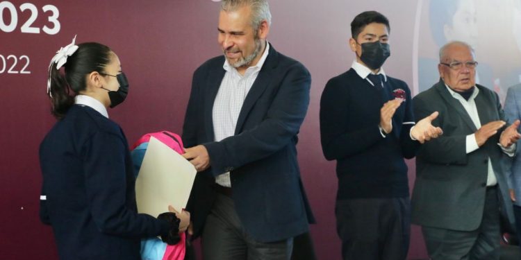 Encabeza Bedolla entrega de útiles escolares para el ciclo 2022-2023
