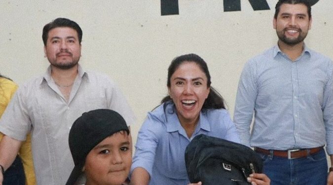En gira por tierra caliente, Fanny Arreola hace entrega de apoyos para campesinos y sectores vulnerables