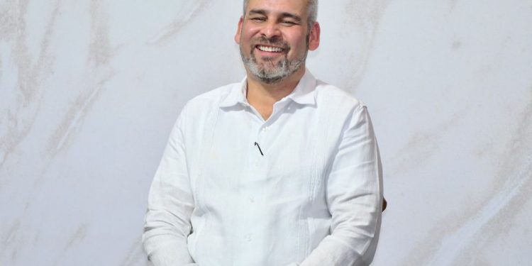 Acude Bedolla al primer informe de Itzé Camacho en LC