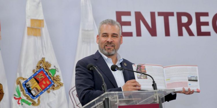 Arranca Bedolla distribución de más de un millón de libros de texto para secundaria