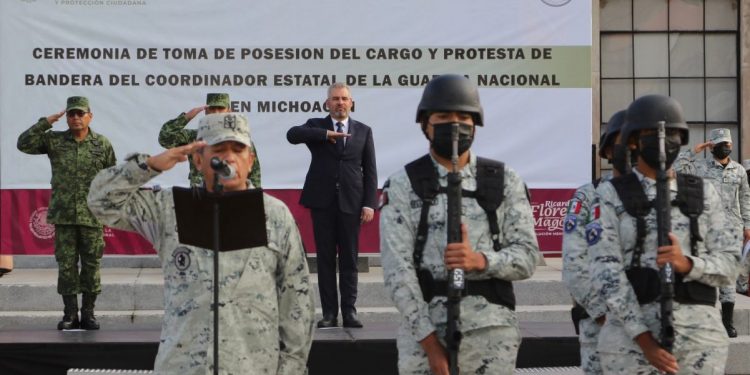 Asiste Bedolla a toma de protesta de nuevo coordinador estatal de la GN