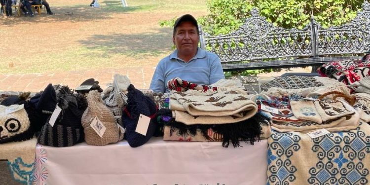 IAM fortalece comercialización de la artesanía michoacana.