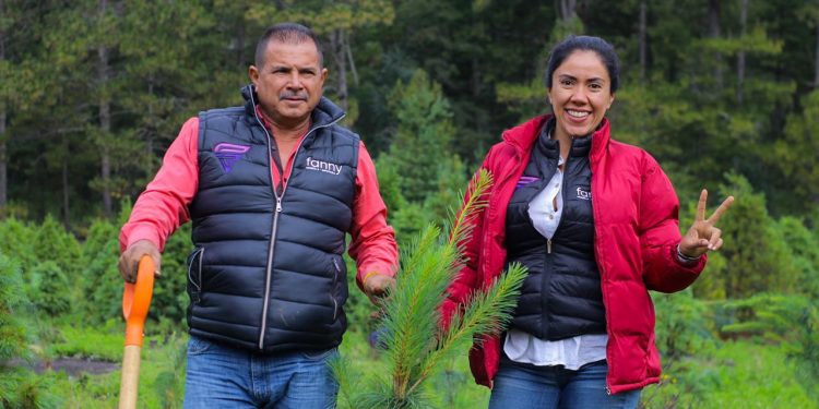 Fanny Arreola participó en campaña de reforestación en San Juan Nuevo Parangaricutiro