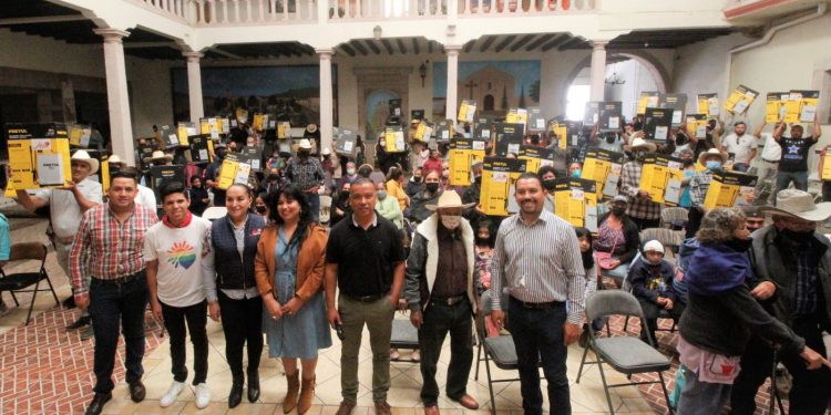 Julieta Gallardo entrega apoyos a productores de lenteja en Huaniqueo
