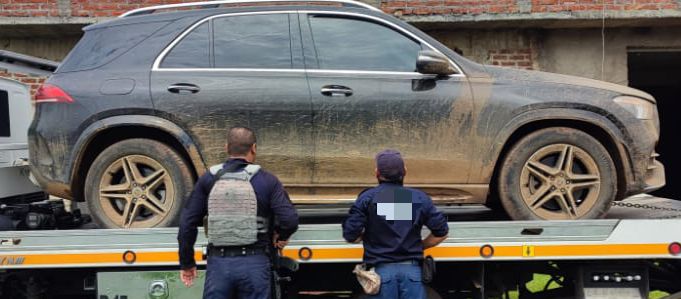 Tras reporte, SSP recupera dos vehículos con reporte de robo con violencia en Tangamandapio