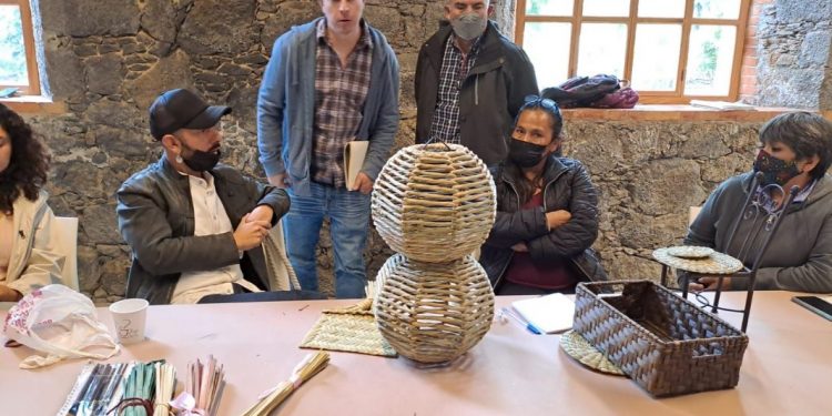 Artesanos michoacanos participan en diplomado en Diseño Colaborativo