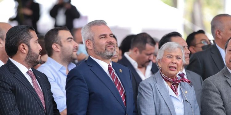 Asiste Bedolla a toma de protesta del gobernador de Hidalgo, Julio Menchaca