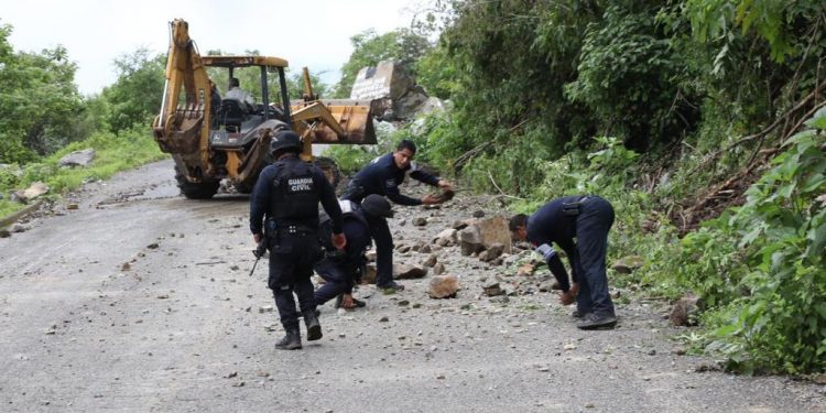 Tras afectaciones de los sismos, SSP, Sedena y Scop, retiran 22 derrumbes, en Chinicuila y Coalcomán