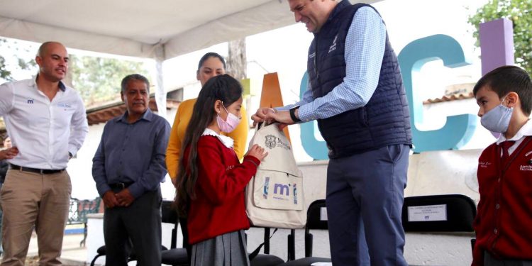 Alfonso Martínez establece acuerdo por la educación en Tacícuaro