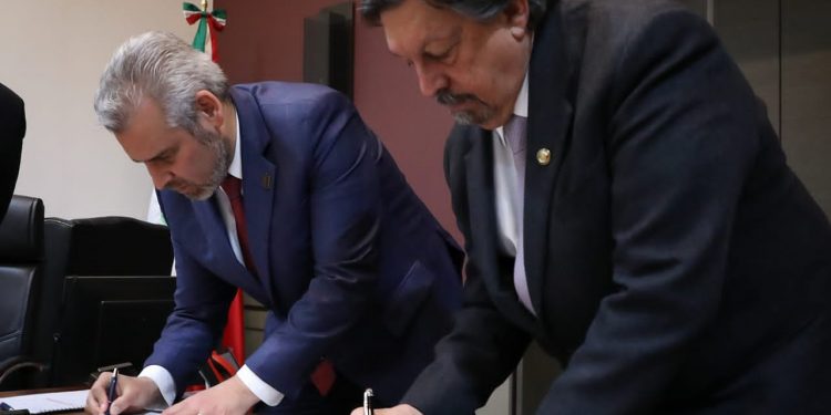 Bedolla firma acuerdo que pone fin a la huelga en Fertinal; «firme, inversión de 4 mil millones en LC»