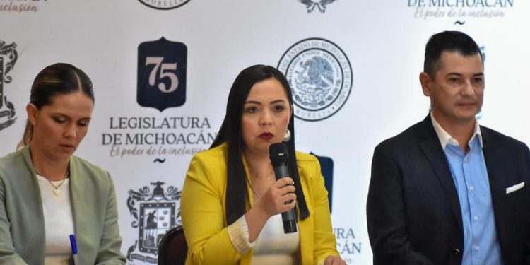 Liz Hernández defiende el bienestar animal, anuncia el Primer Festival de Protección Animal en los Reyes.