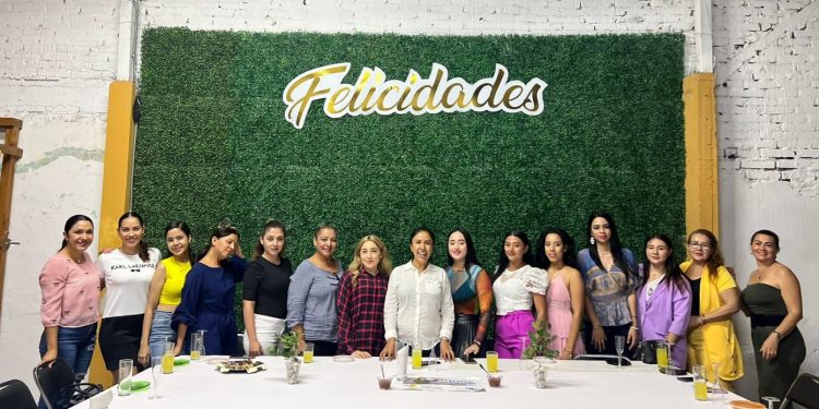 Con diálogo franco y abierto, participa Fanny Arreola en “Mercado Rosa” de Apatzingán