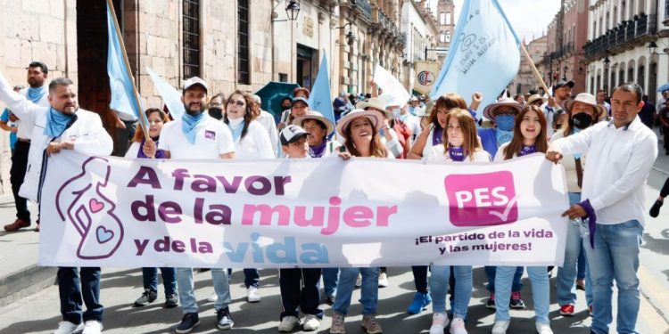 Cientos de personas a favor de la mujer y la vida
